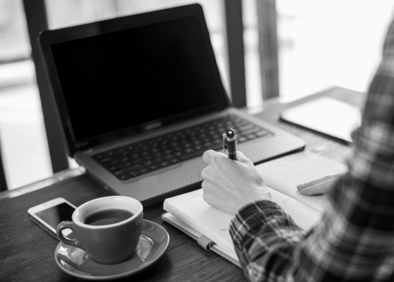 Zespół Arcskoneh pracujący razem nad projektami edukacyjnymi